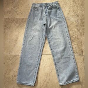 Mom high waisted light wash relaxed fit jeans. Size Small.
